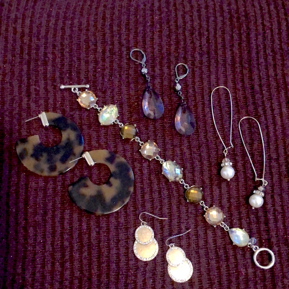 5 piece Jewelry set.. earrings and bracelet